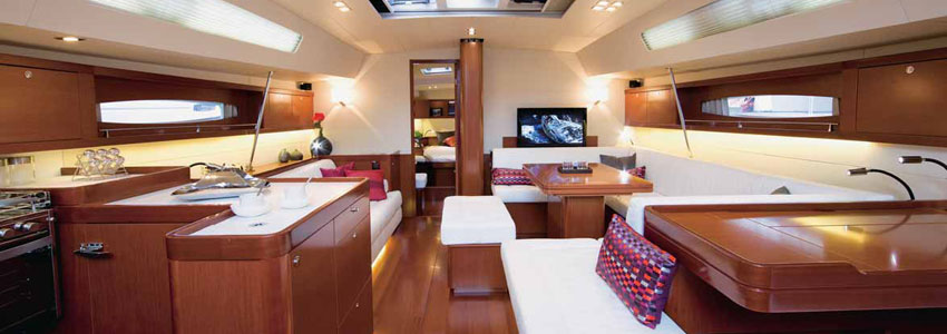 Port Douglas sailing to Low Isles with Escape